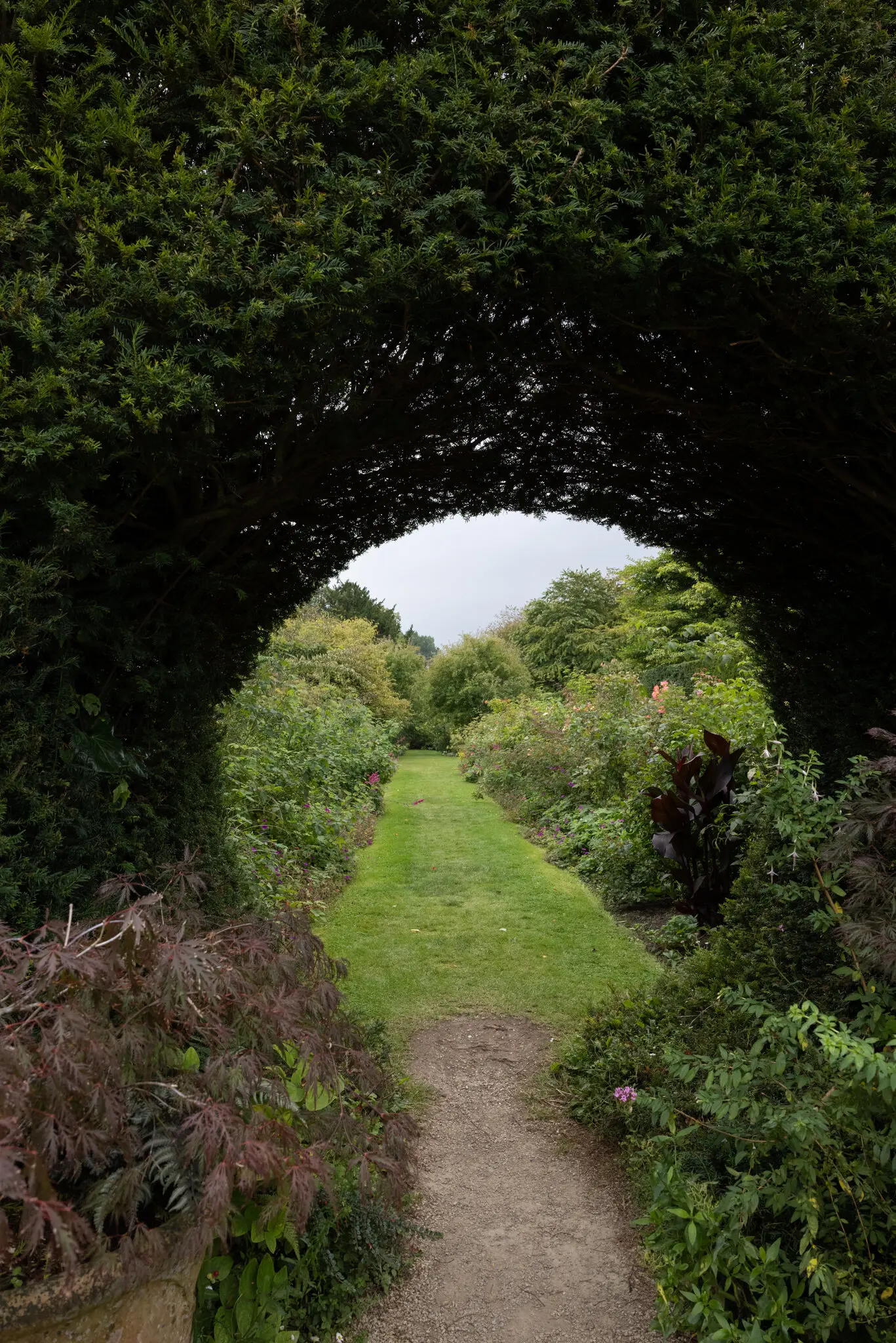 Просторі сади замку Лісмор відкриті щодня з березня до кінця жовтня.